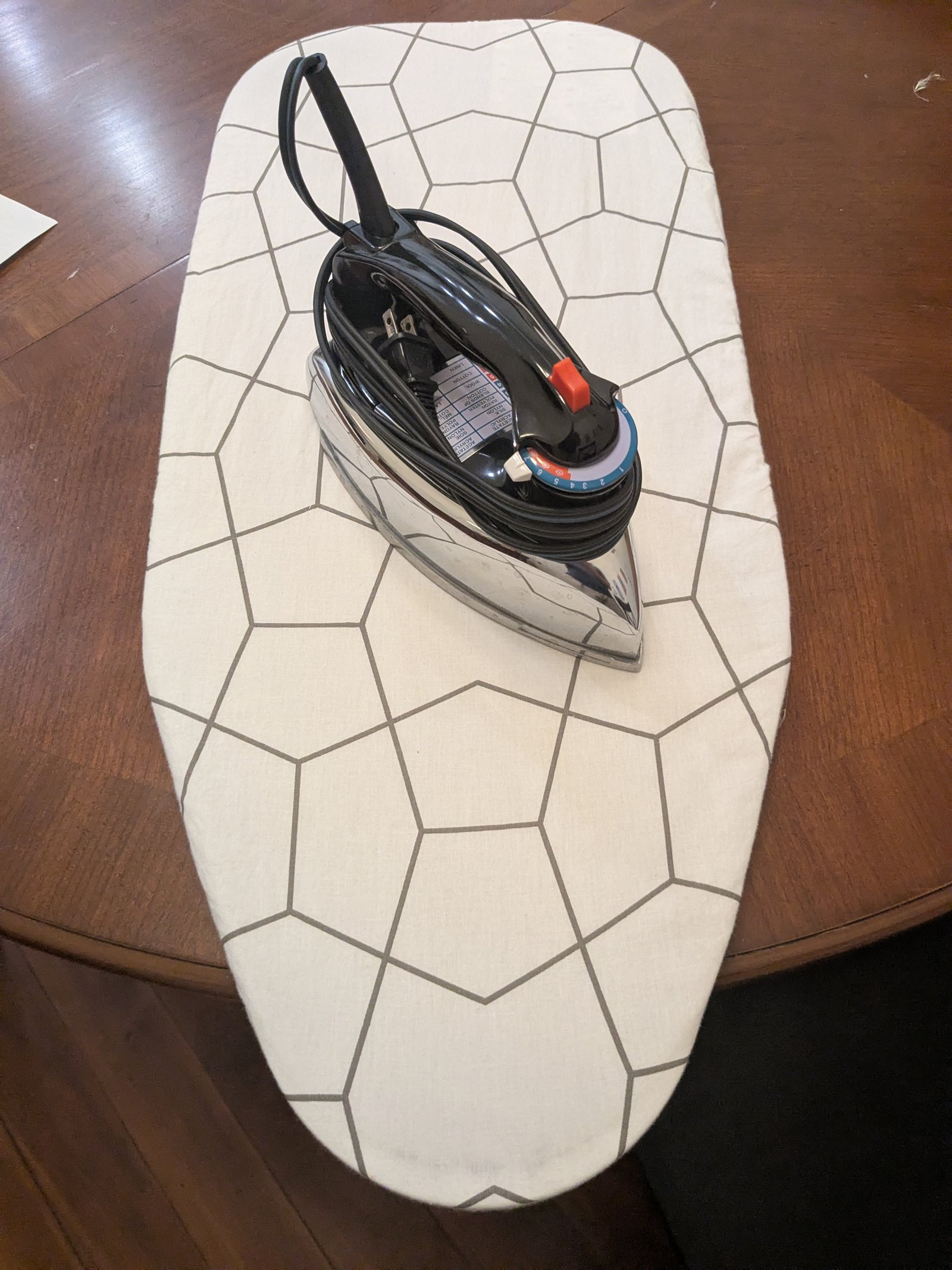 Steam iron + compact ironing board