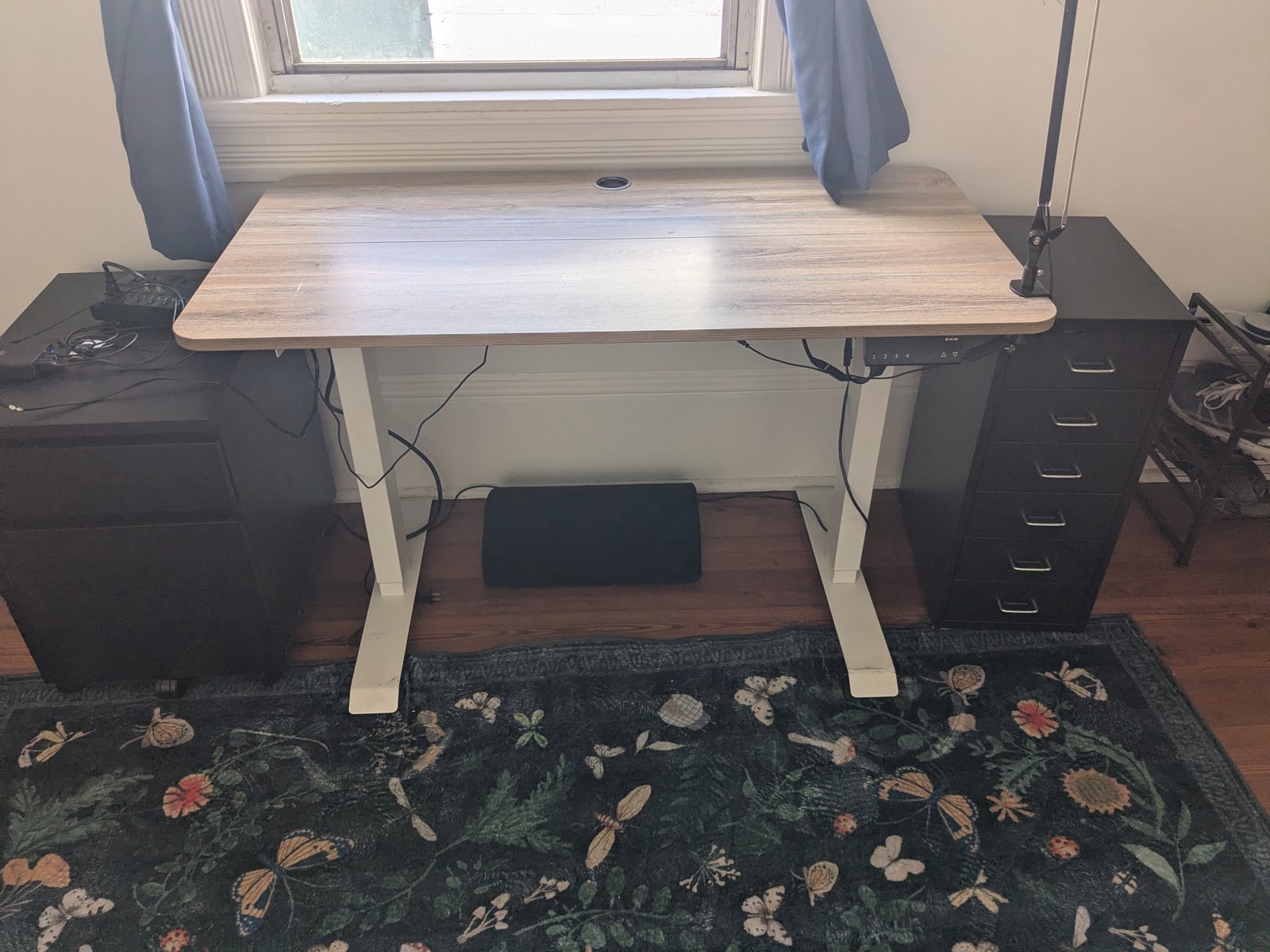 Electric standing desk