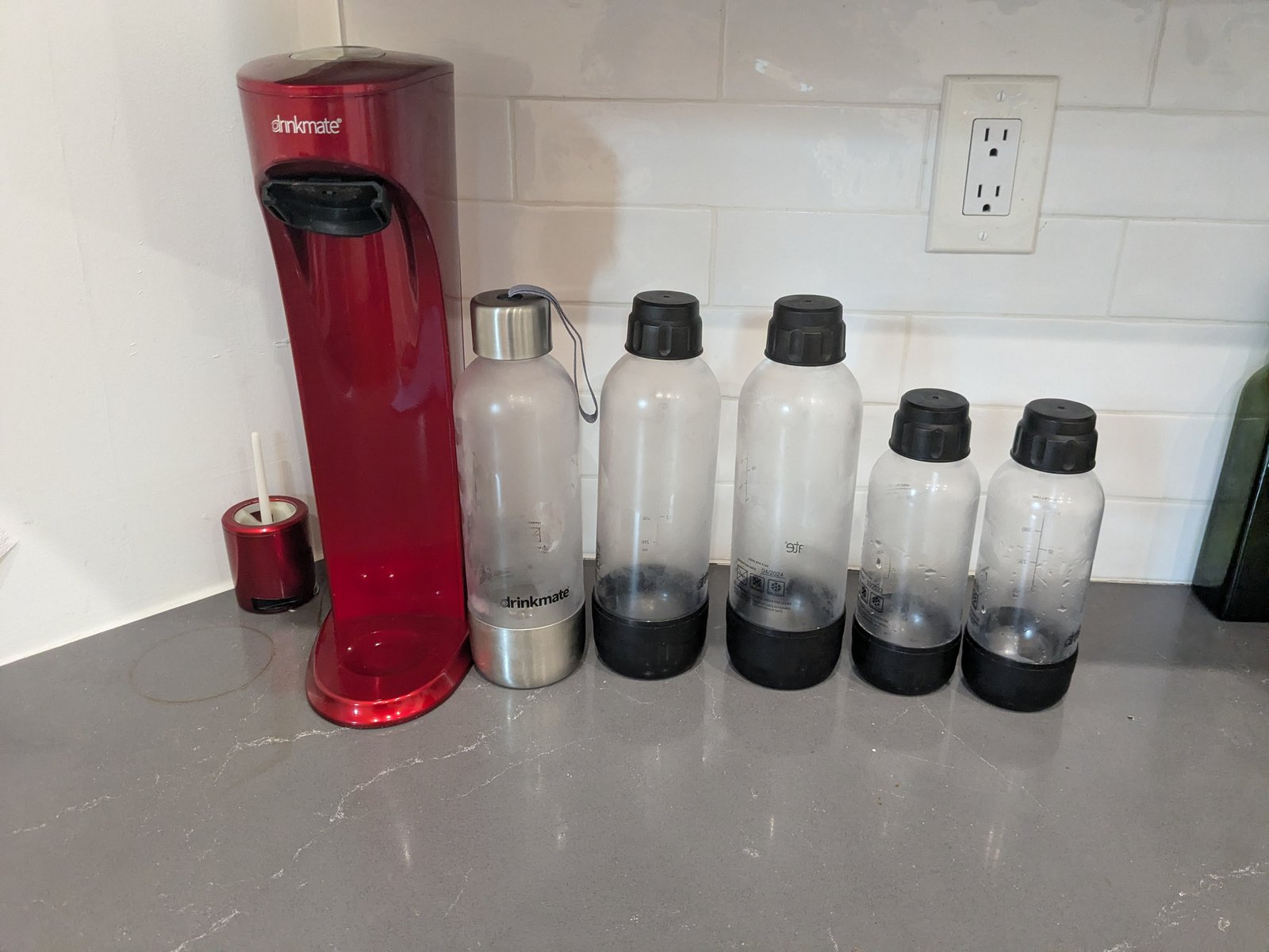 Drinkmate sparkling water / soda maker (red) + 5 carbonating bottles